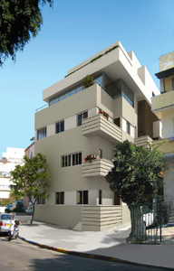 תמונה של הבניין ברחוב פינסקר 8 ברקע שמיים כחולים